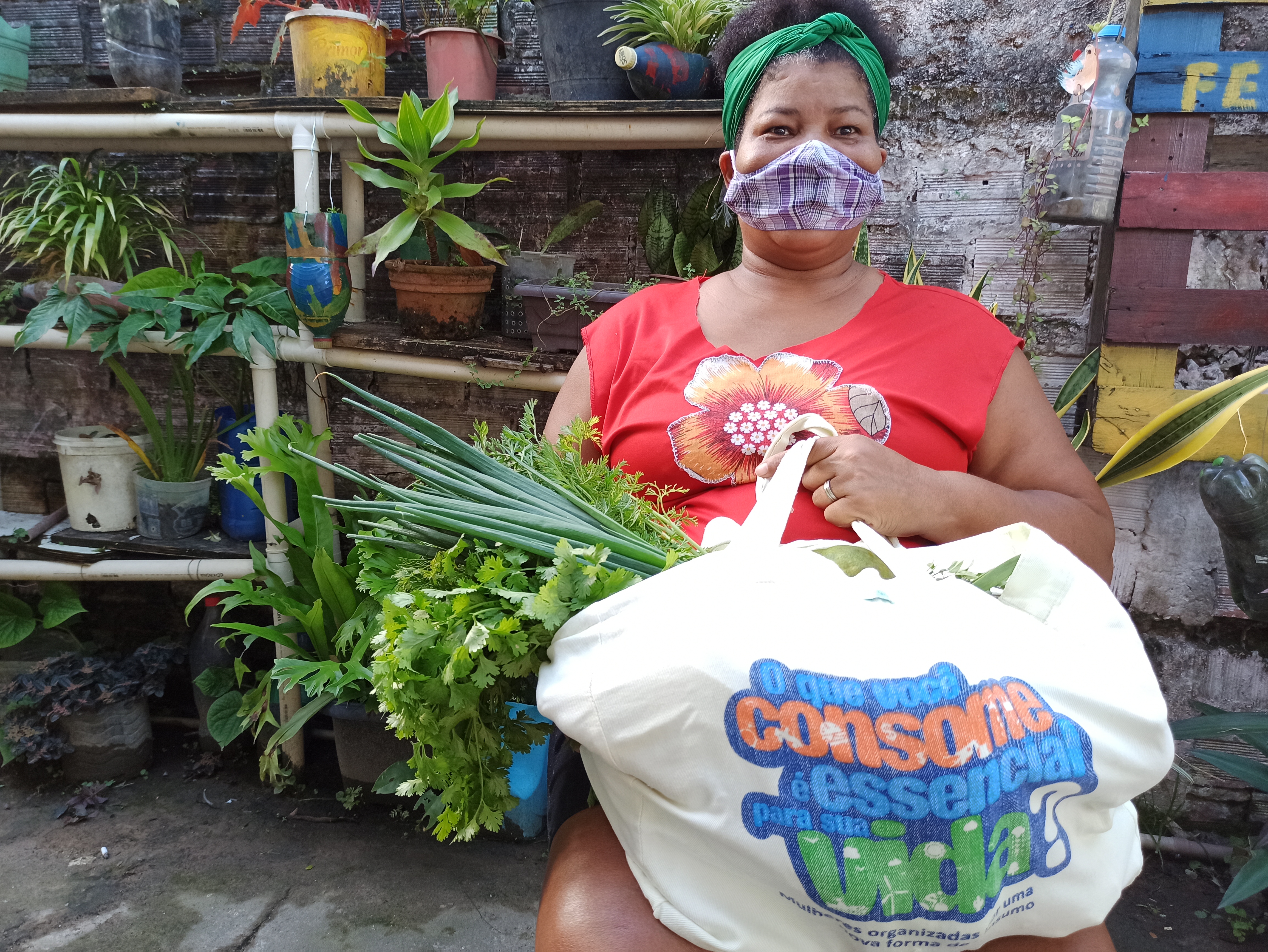 Mulheres da periferia do Recife recebem alimentos saudáveis da agricultura familiar agroecológica